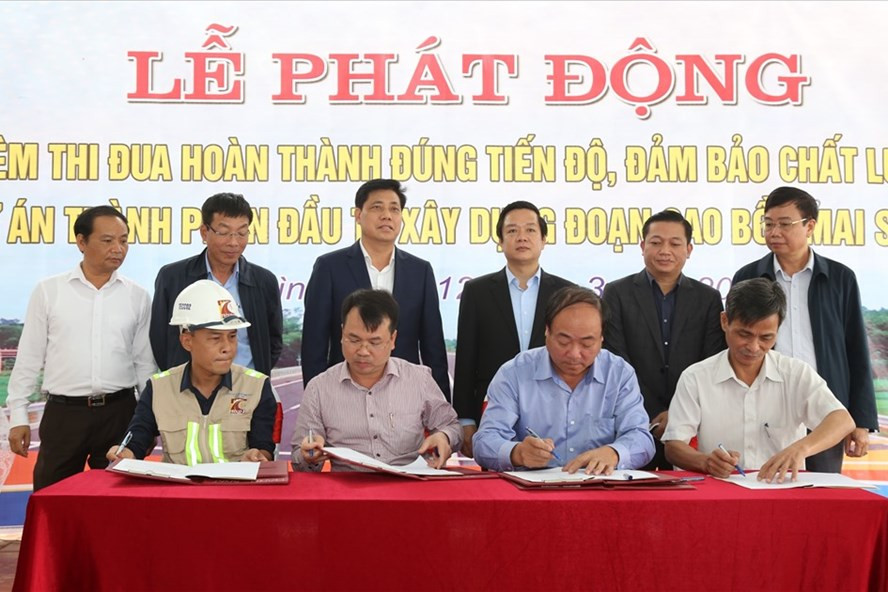 Các đơn vị ký cam kết hoàn thành dự án cao tốc Cao Bồ - Mai Sơn đúng tiến độ, đảm bảo chất lượng.