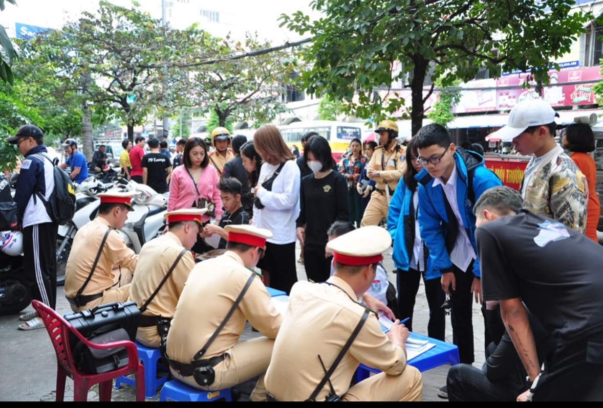 CSGT Công an Hải Phòng kiểm tra người điều khiển phương tiện giao thông. Ảnh :Công an Hải Phòng