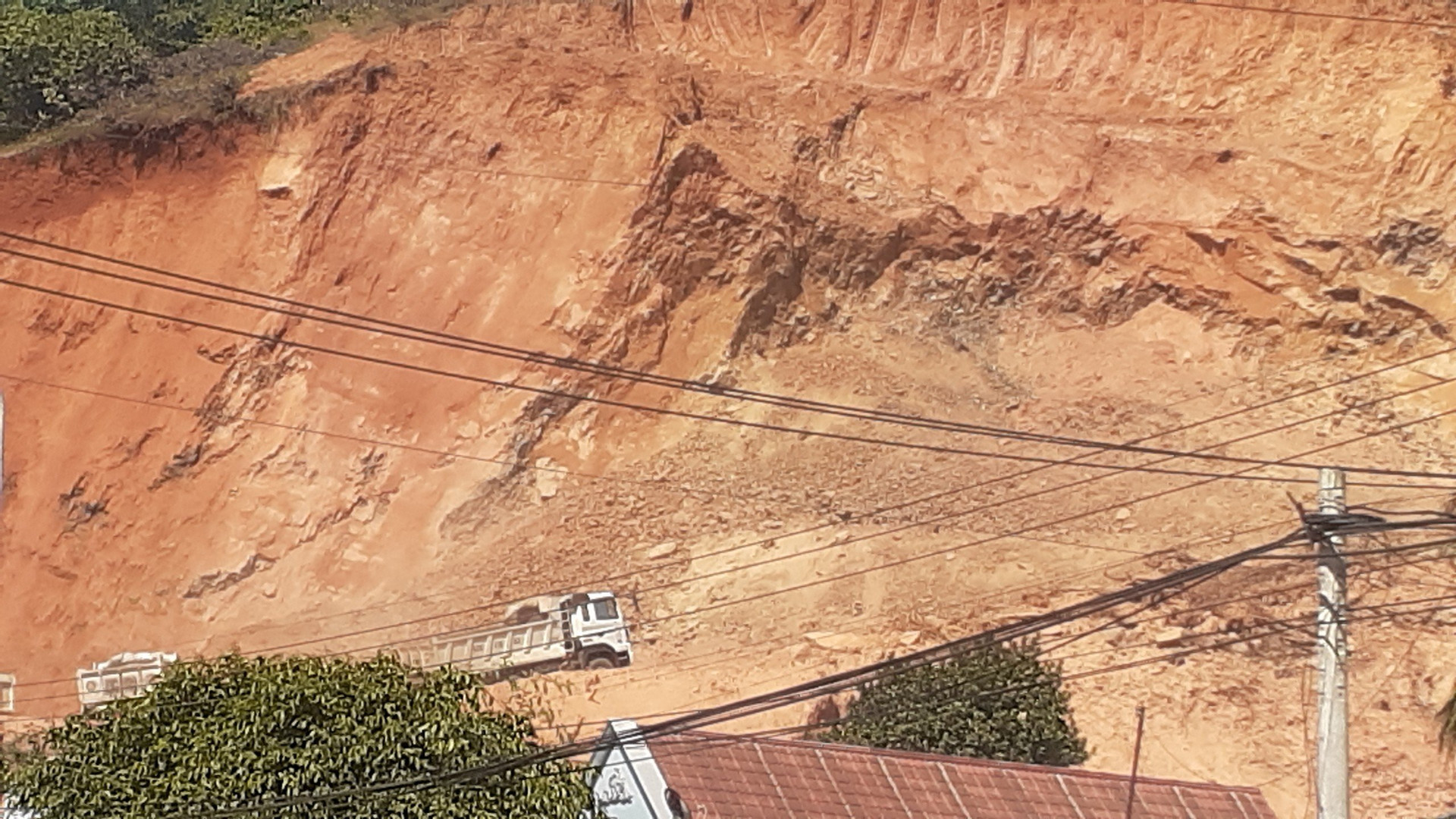 Những hố đất sâu hoắm tại thửa đất của ông Phạm Nhật Đông có dấu hiệu bị khai thác trái phép mang đi bán