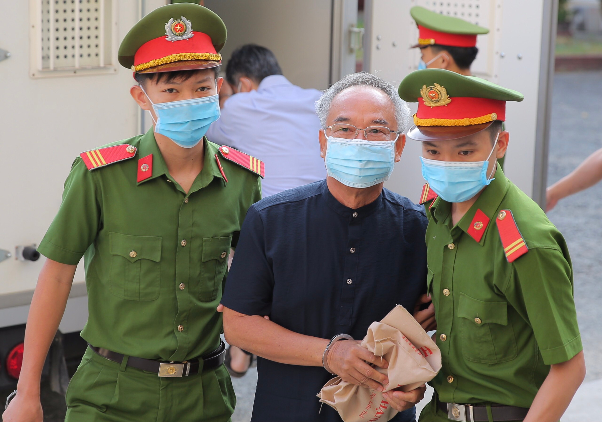 Nguyên Phó Chủ tịch UBND TP HCM Nguyễn Thành Tài được dẫn giải tới tòa.