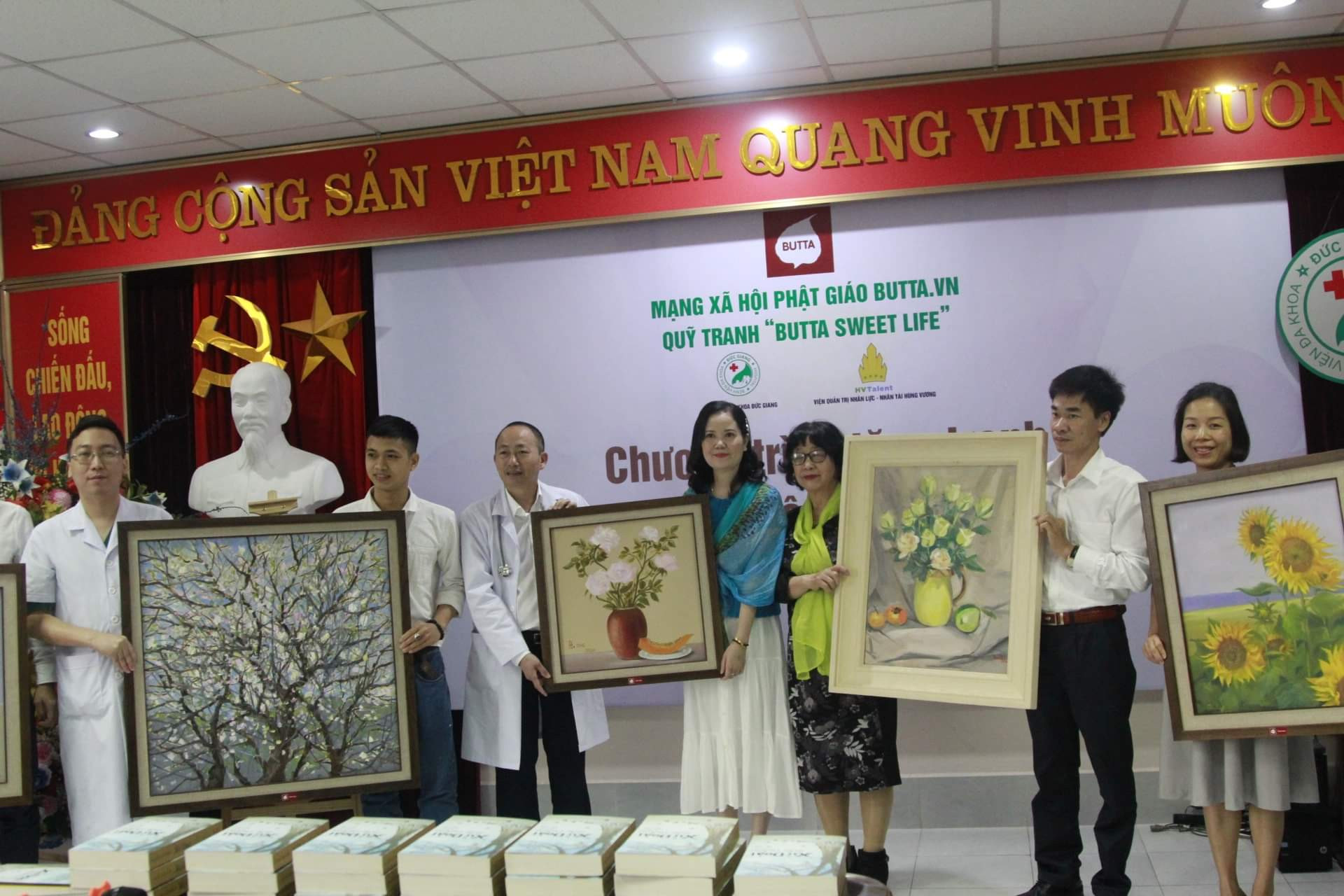 Họa sỹ Kim Đức tặng tranh cho Bệnh viện Đa khoa Đức Giang .