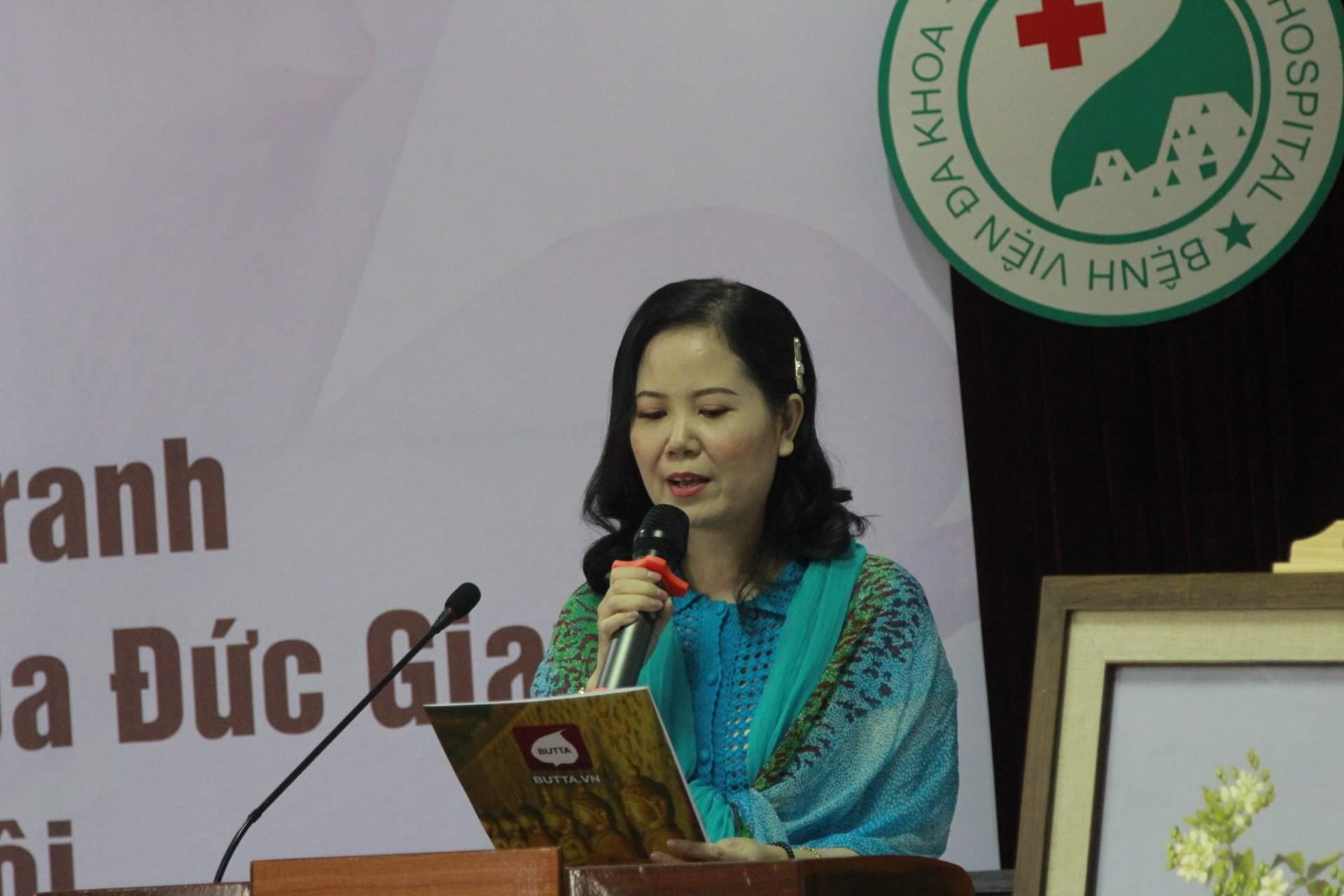 Họa sỹ Kim Đức phát biểu tại lễ tặng tranh. 