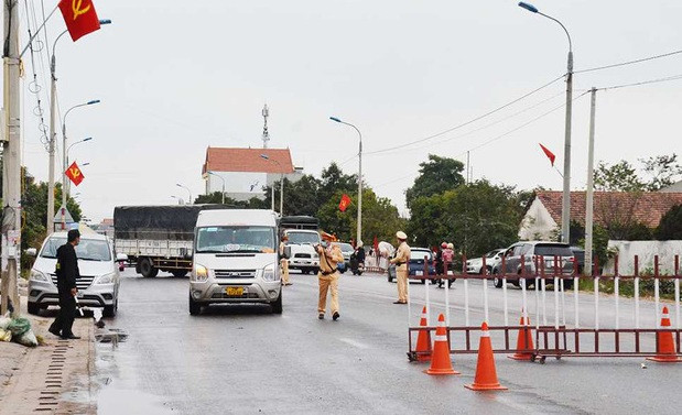 Chốt cầu Vàng Chua trên QL 18 giáp ranh TP Chí Linh (Hải Dương) kiểm soát người và phương tiện ra, vào tỉnh Quảng Ninh.