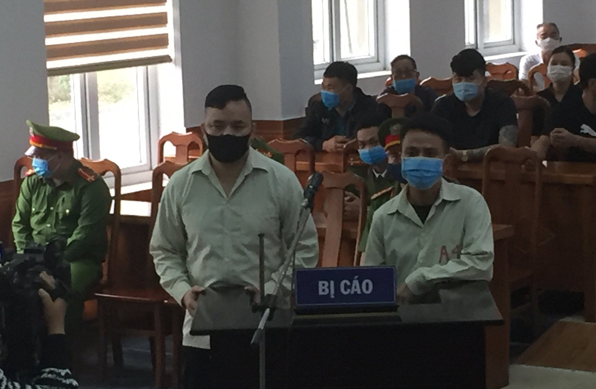 Các bị cáo Trần Văn Hùng và Phạm Văn Thuận tại phiên tòa