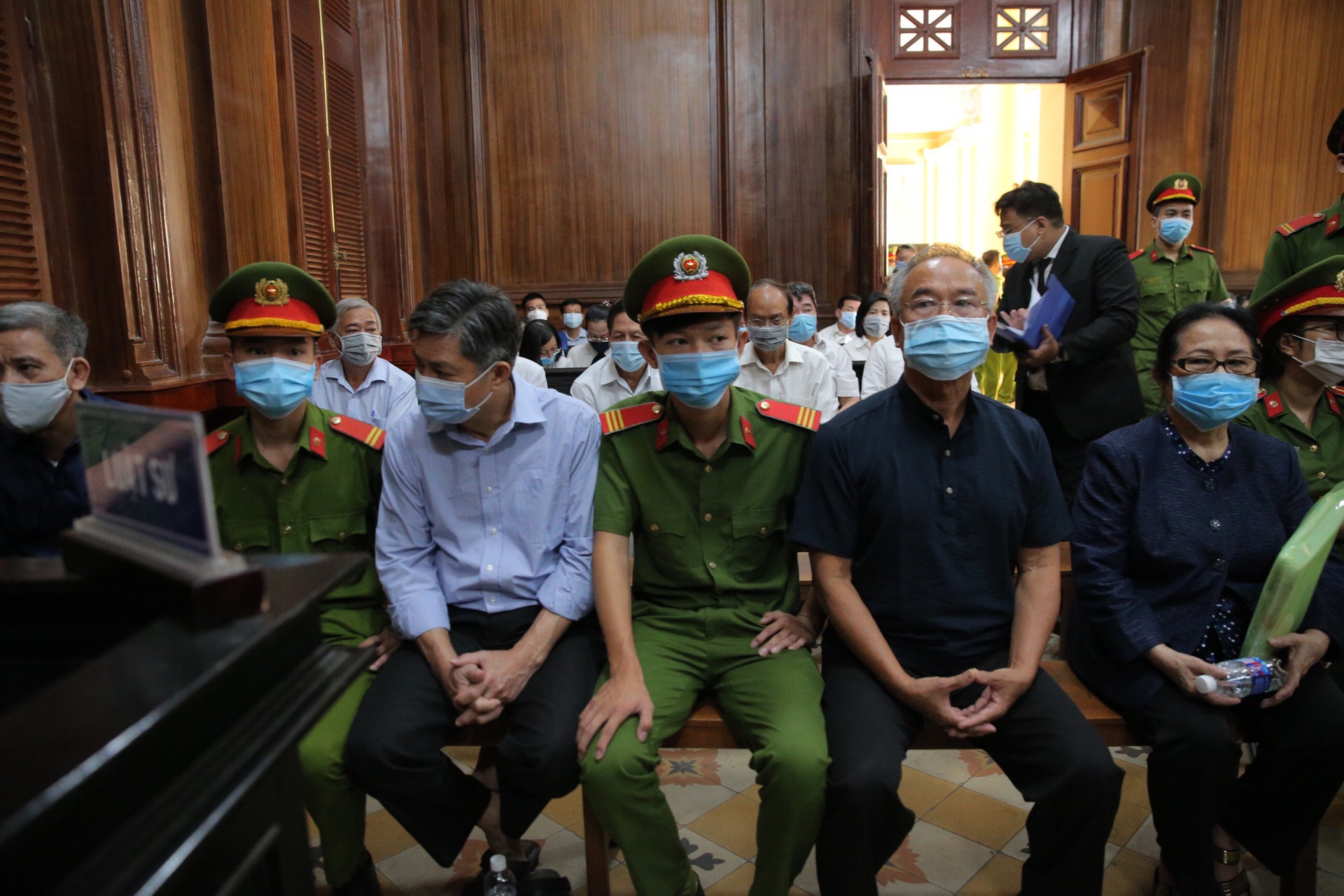 Các bị cáo tại tòa, từ trái sang phải gồm ông Đào Anh Kiệt, Nguyễn Thành Tài và Dương Thị Bạch Diệp.