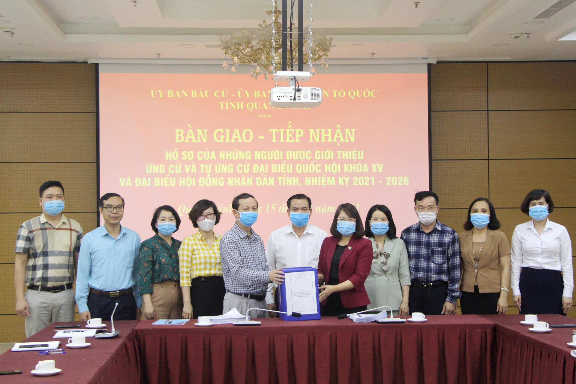 Ủy ban Bầu cử tỉnh bàn giao danh sách trích ngang, hồ sơ người ứng cử cho Ủy ban MTTQ Việt Nam tỉnh Quảng Ninh.