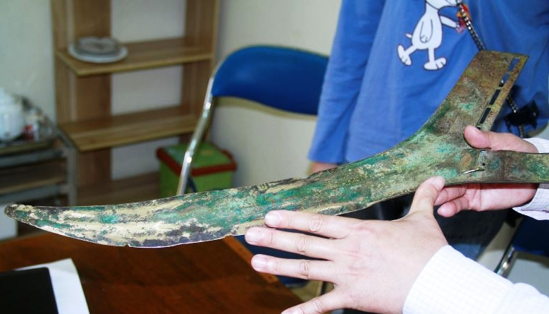 Cổ vật bằng đồng được xác định là lưỡi qua, một loại vũ khí cổ.