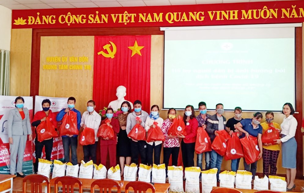 Lãnh đạo Hội CTĐ tỉnh trao hỗ trợ cho các hộ dân có hoàn cảnh khó khăn bị ảnh hưởng bởi dịch Covid-19 trên địa bàn huyện Vân Đồn. Ảnh: Báo Quảng Ninh.