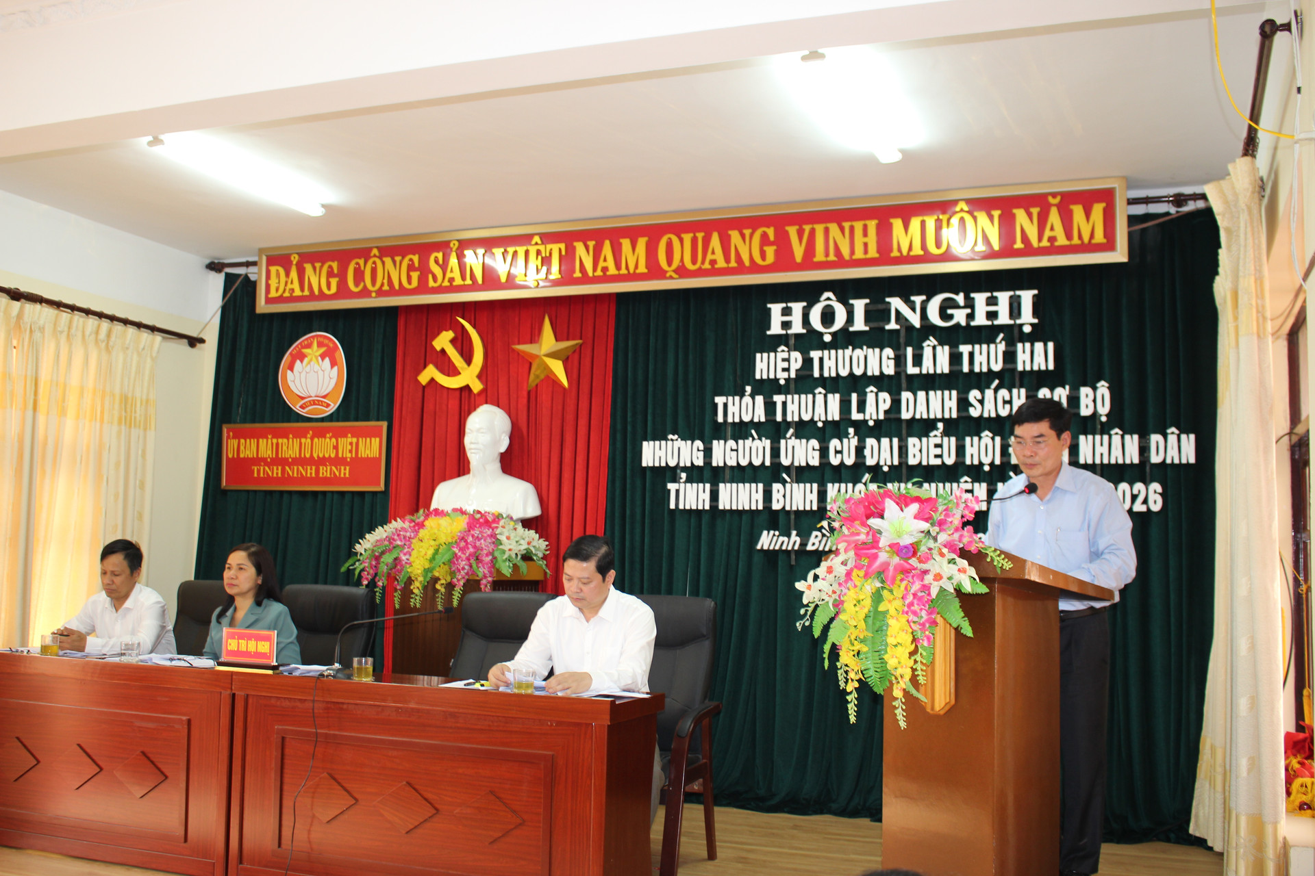 Ông Đỗ Việt Anh, chủ tịch Ủy ban MTTQ tỉnh Ninh Bình phát biểu tại hội nghị.