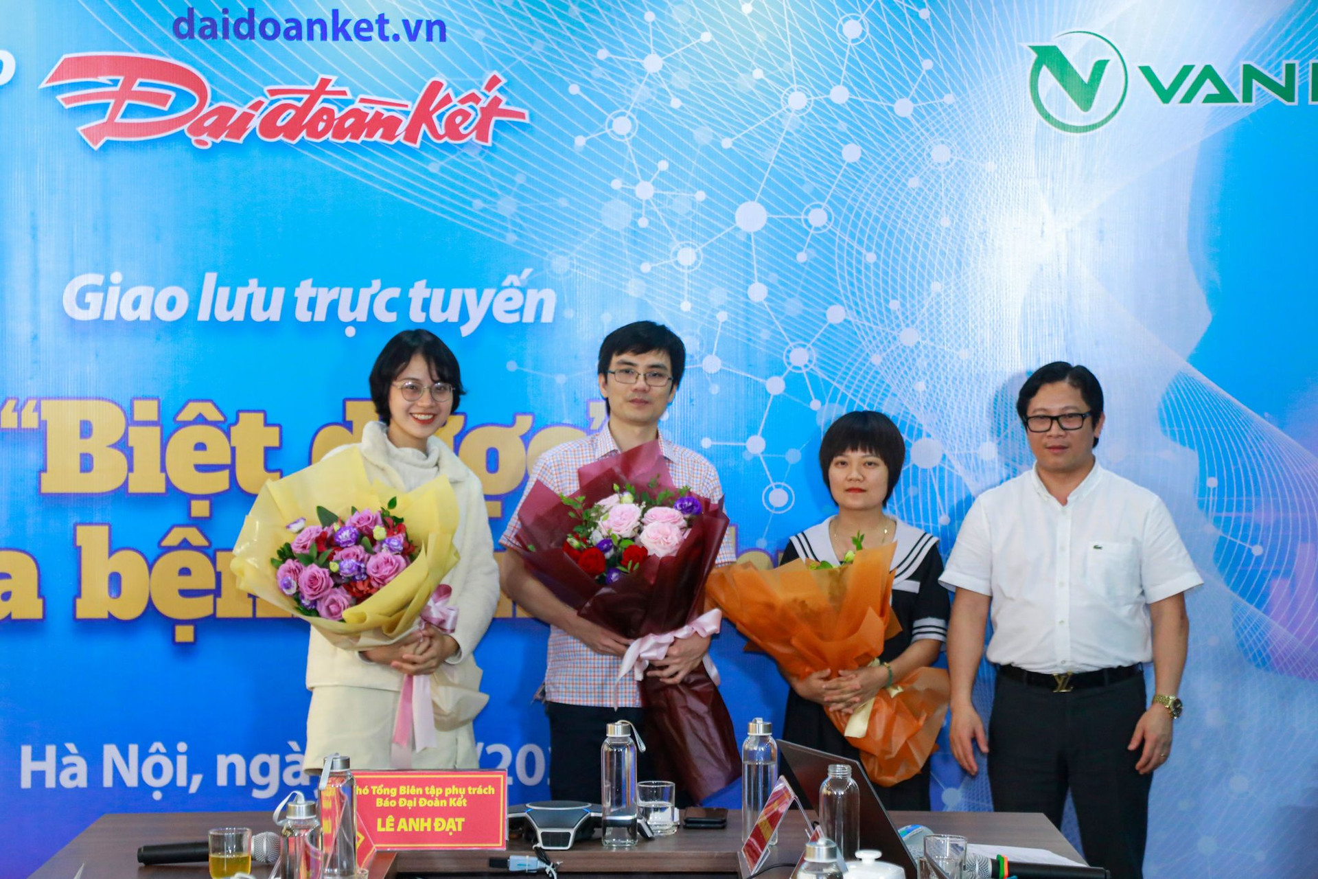 Nhà báo Lê Anh Đạt tặng hoa cảm ơn các khách mời đã đến tham gia buổi Giao lưu trực tuyến 