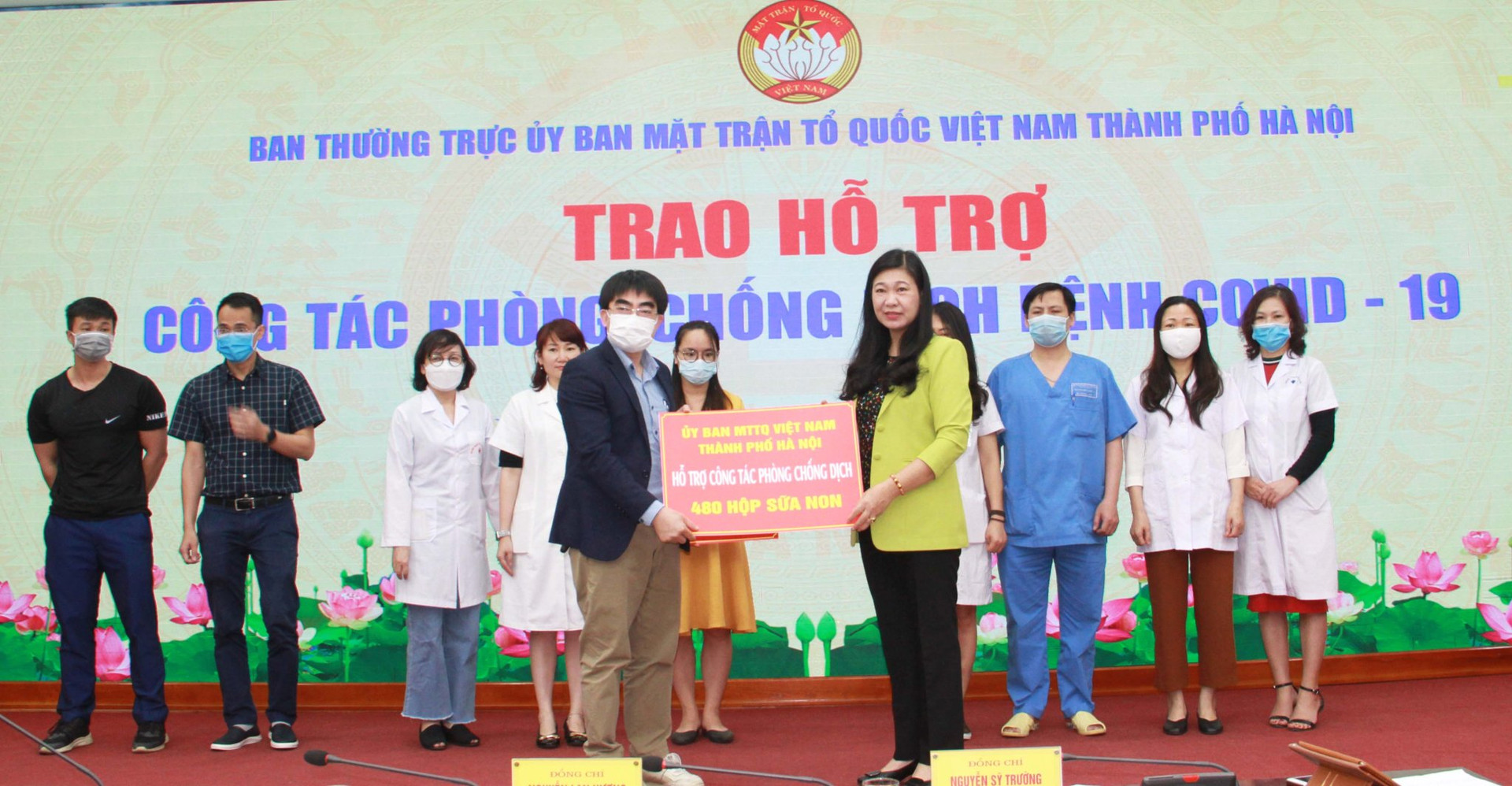 Bà Nguyễn Lan Hương, Chủ tịch UBMTTQ thành phố Hà Nội trao ủng hộ cho các đơn vị. 