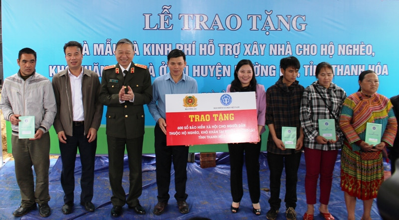 Dịp này, Bảo hiểm xã hội Việt Nam trao tặng 600 sổ bảo hiểm, tổng trị giá gần một tỷ cho người dân thuộc 600 hộ nghèo huyện Mường Lát