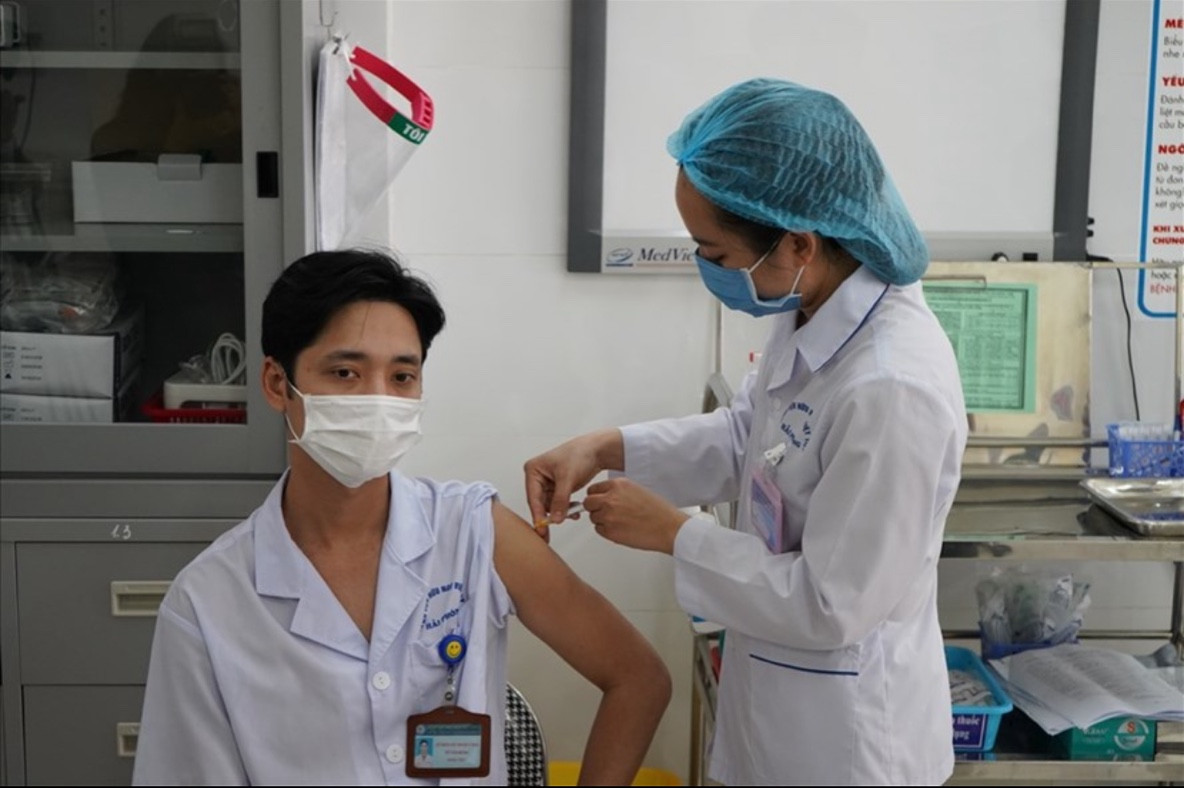 Nhân viên y tế Bệnh viện hữu nghị Việt Tiệp là những người đầu tiên được tiêm phòng Covid-19
