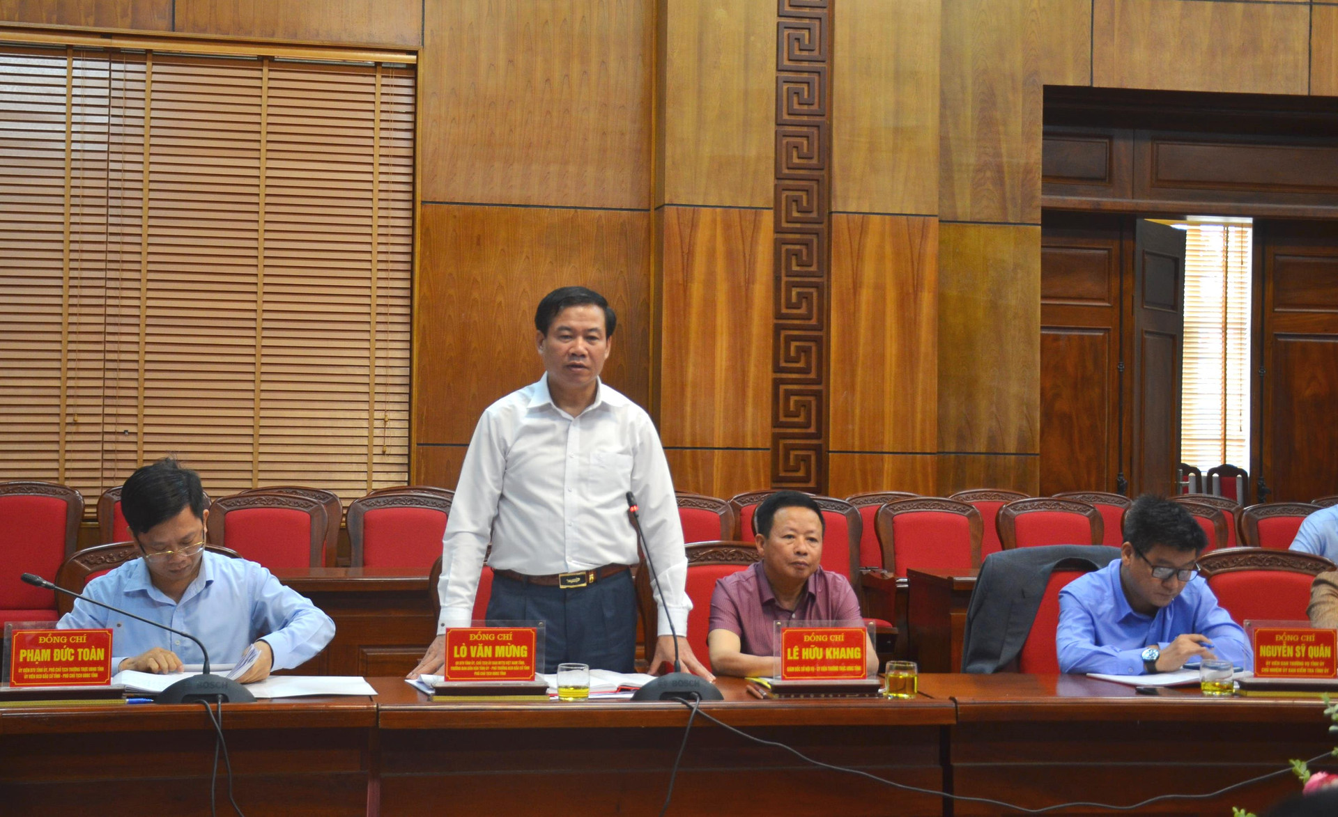 Ông Lò Văn Mừng, Trưởng ban Dân vận, Chủ tịch UBMTTQ tỉnh Điện Biên phát biểu tại buổi làm việc. 