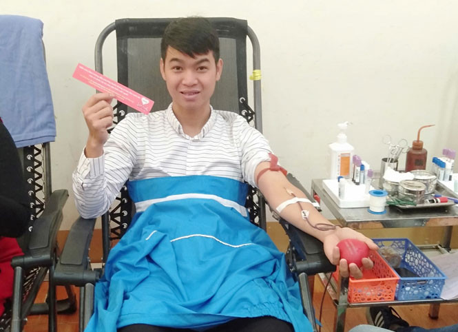 Anh Đồng Việt Huân, Bí thư Chi đoàn tổ dân phố Giang Bình, thị trấn Giang Tiên (Phú Lương) tham gia hiến máu tình nguyện.