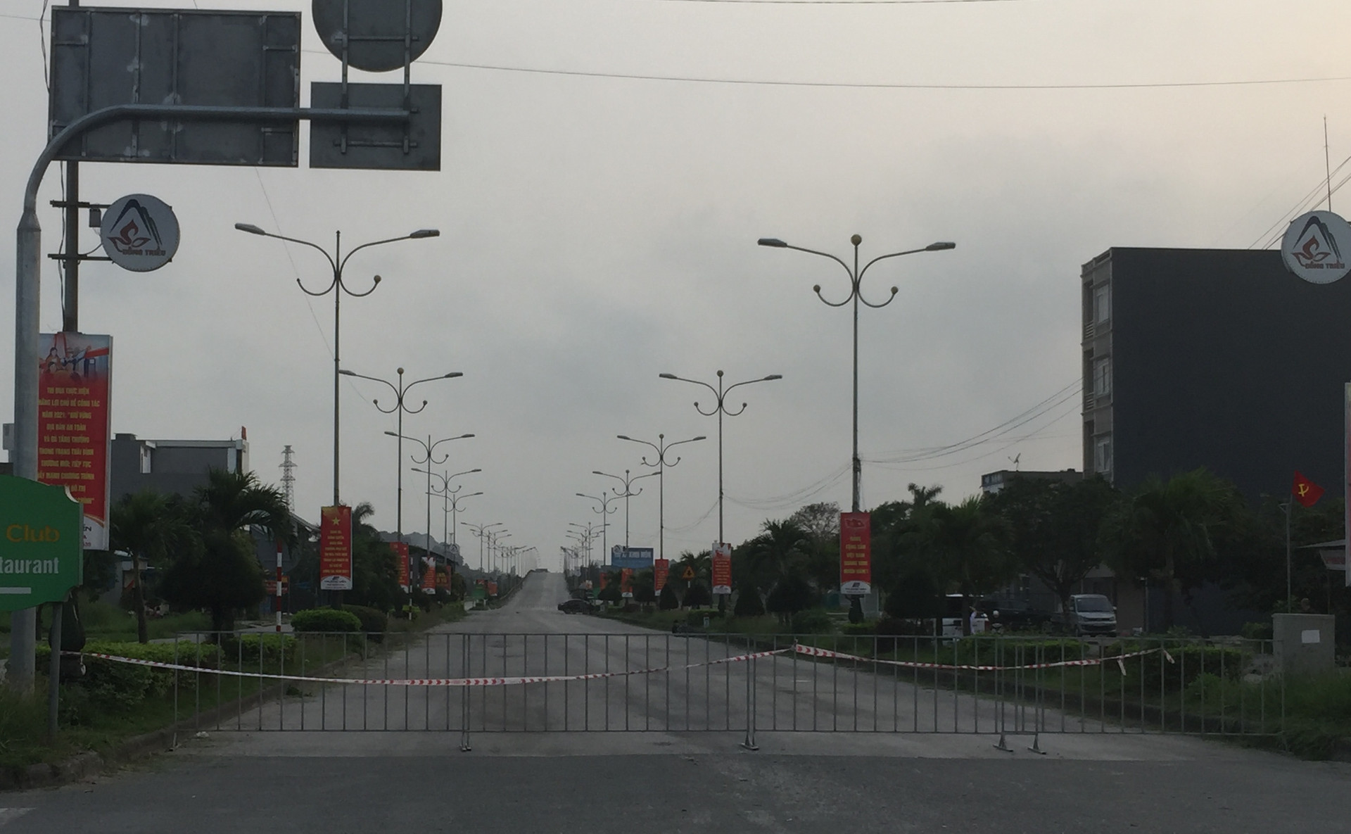 Chốt cầu Đá Vách trên QL 17B tại phường Mạo Khê, thị xã Đông Triều đi sang thị xã Kinh Môn (Hải Dương) được đóng chốt cứng để kiểm soát người ra vào tỉnh qua địa bàn thị xã.