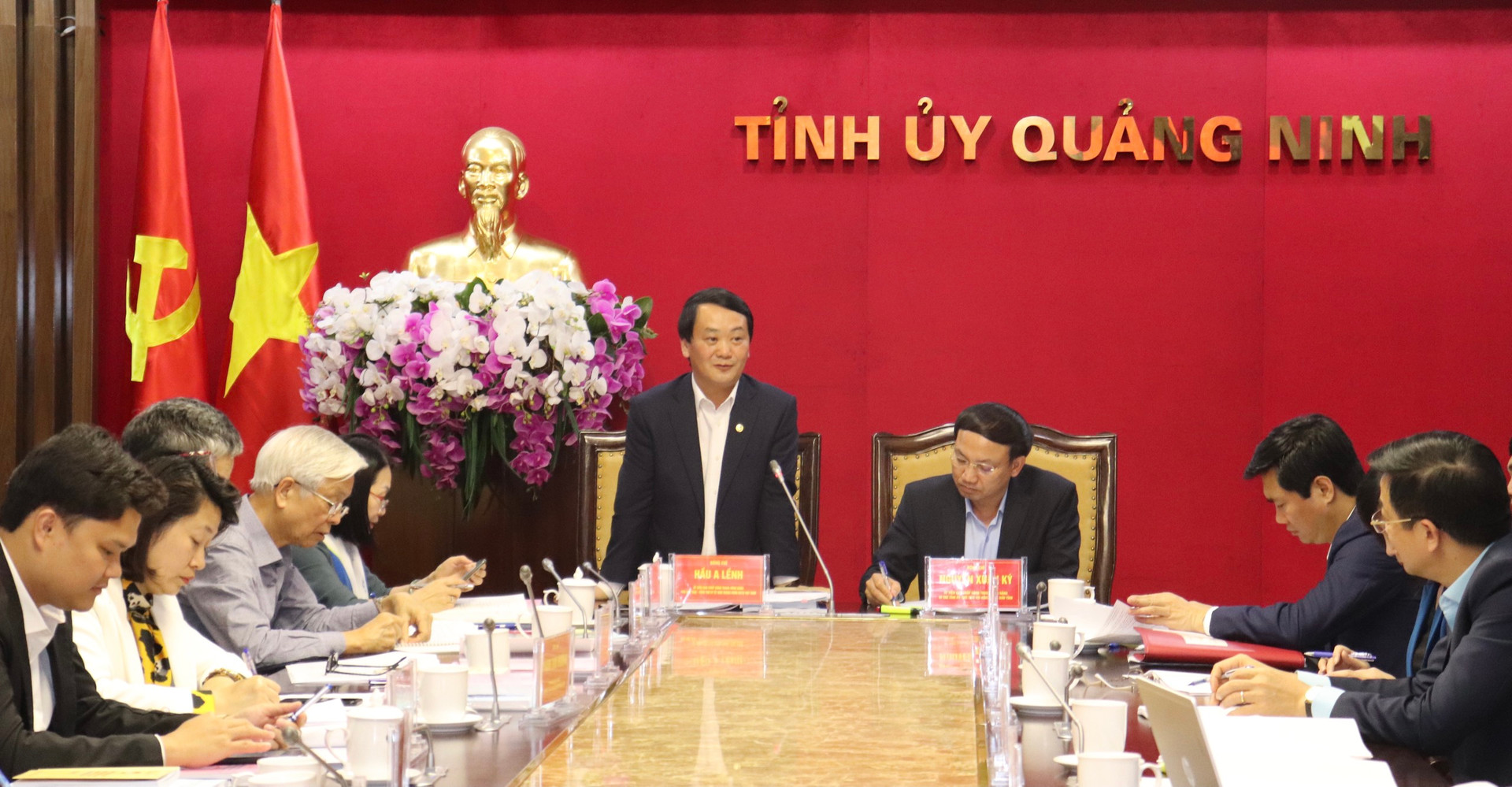 Phó Chủ tịch - Tổng Thư ký UBTƯ MTTQ Việt Nam Hầu A Lềnh phát biểu tại buổi làm việc với Ủy ban Bầu cử thành phố Hạ Long, tỉnh Quảng Ninh.