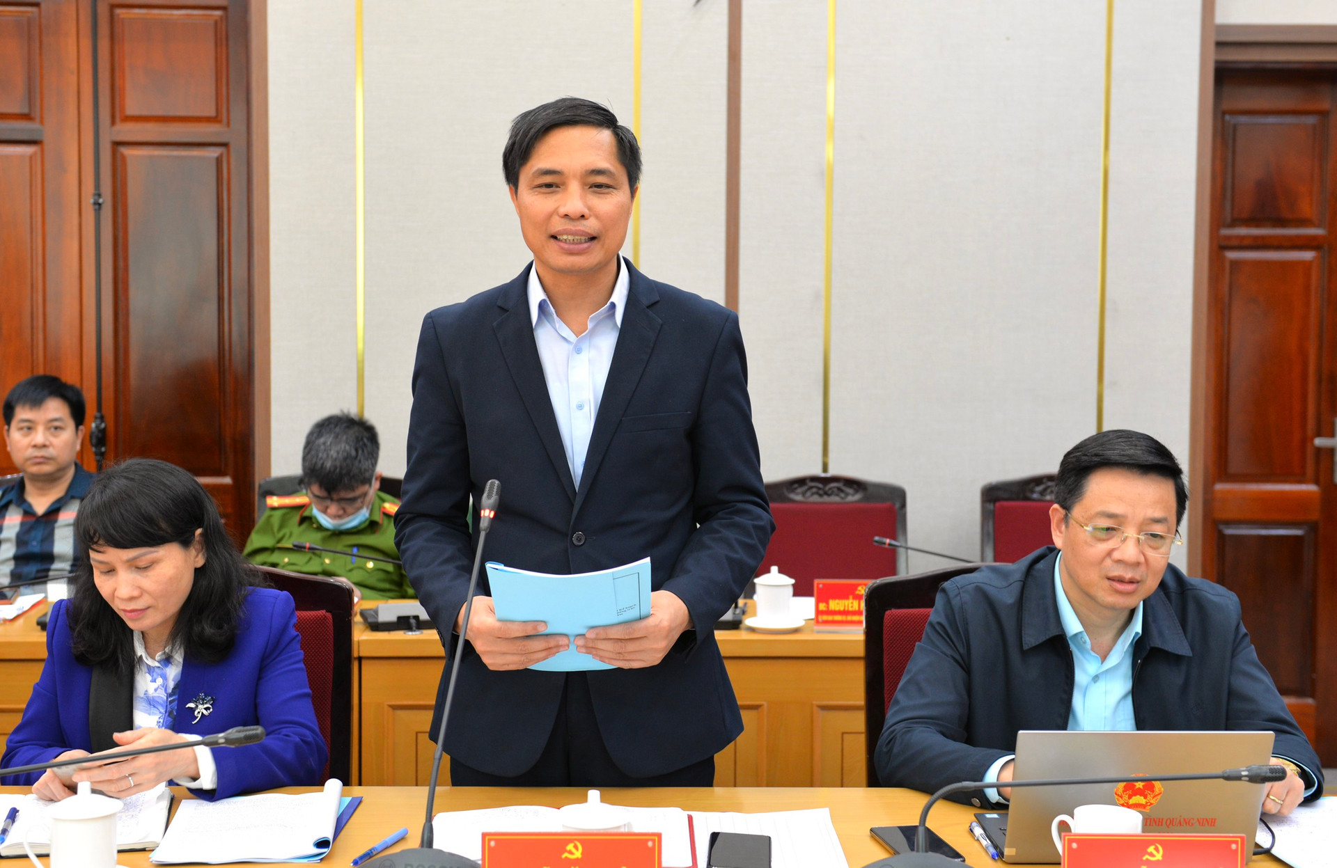 Ông Vũ Văn Diện, Bí thư Thành ủy Hạ Long báo cáo, làm rõ thêm một số nội dung triển khai công tác bầu cử trên địa bàn thành phố Hạ Long.