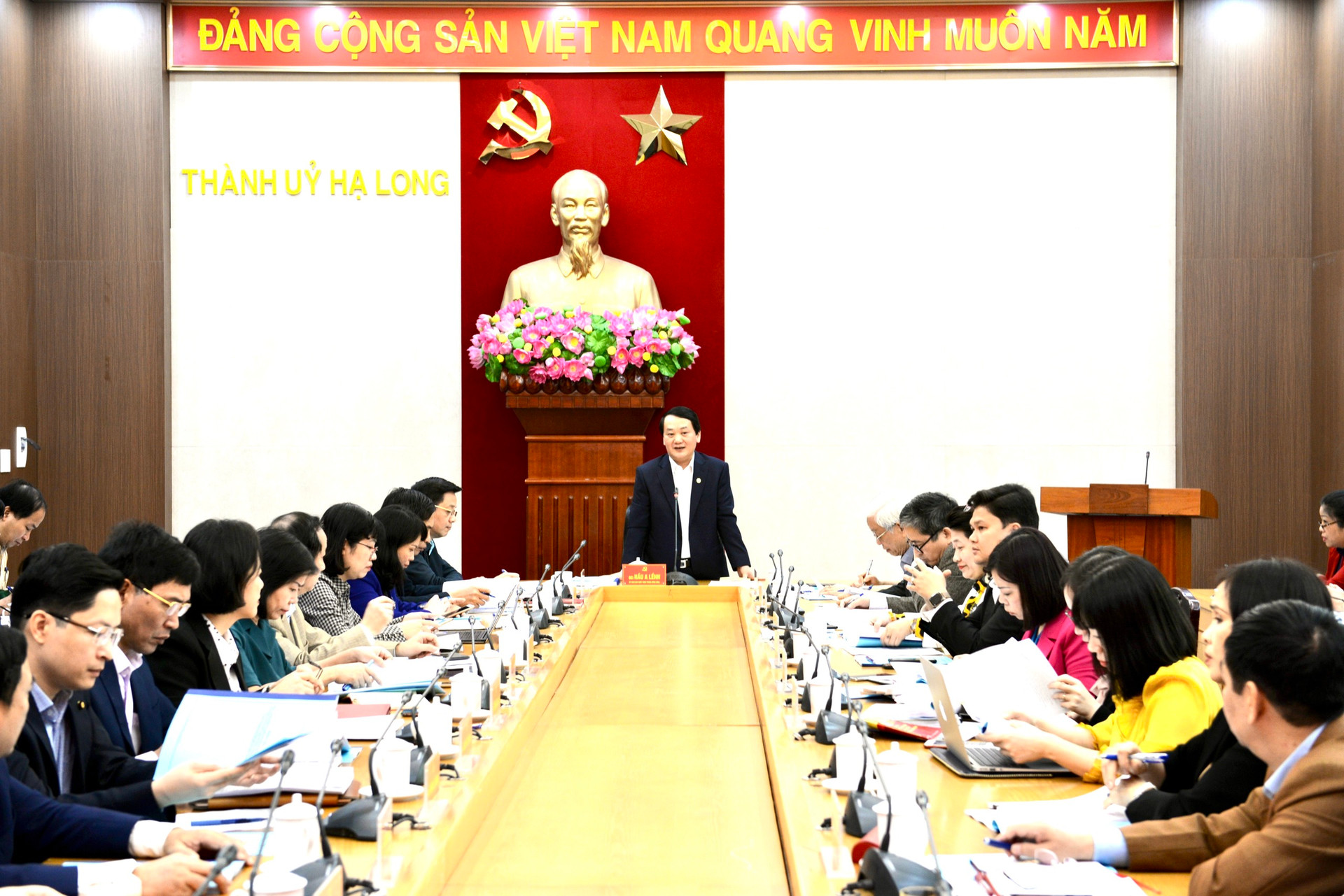 Phó Chủ tịch - Tổng Thư ký UBTƯ MTTQ Việt Nam Hầu A Lềnh phát biểu tại buổi làm việc với Ủy ban bầu cử thành phố Hạ Long, tỉnh Quảng Ninh.