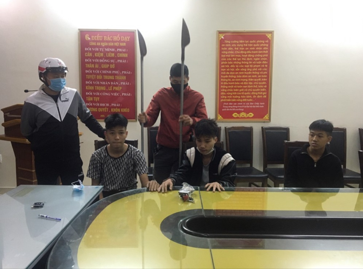 : Ba thiếu niên cùng hung khí được bàn giao cho công an phường xử lý