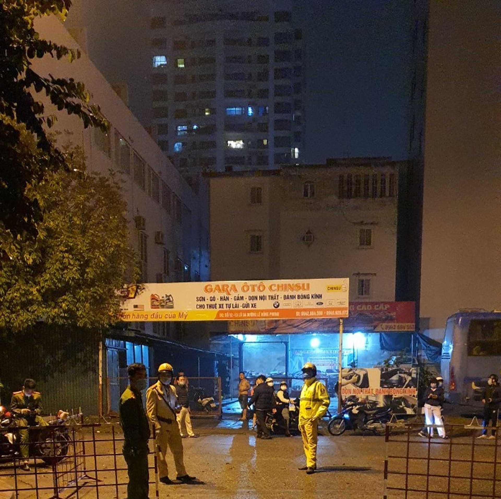 Lực lượng cảnh sát phong tỏa khu vực gần khách sạn Pari