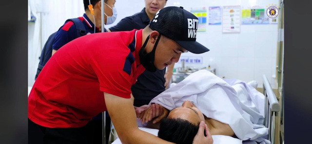 Hoàng Thịnh vào bệnh viện xin lỗi Hùng Dũng ngay trong đêm xảy ra sự cố.