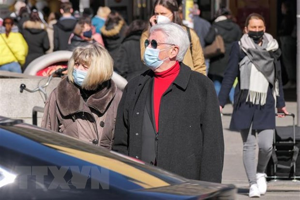 Người dân đeo khẩu trang phòng lây nhiễm COVID-19 tại Berlin, Đức, ngày 22/3/2021. (Ảnh: THX/TTXVN).