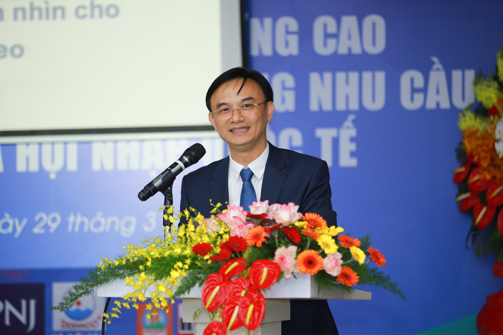 TS Nguyễn Viết Lộc, Vụ trưởng Vụ tổ chức cán bộ Bộ GD-ĐT phát biểu tại Hội nghị khoa học.