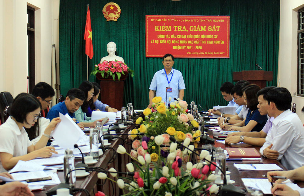 Ông Phạm Thái Hanh, Chủ tịch UBMTTQ tỉnh kiểm tra, giám sát công tác chuẩn bị bầu tại huyện Phú lương.