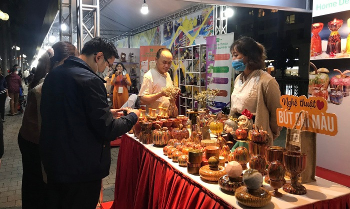 Người tiêu dùng Thủ đô đến thăm quan, mua sắm tại hội chợ hàng Việt.