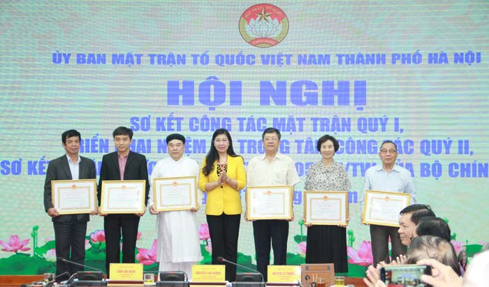 Bà Nguyễn Lan Hương, Chủ tịch UBMTTQ thành phố Hà Nội trao bằng khen của thành phố cho các cá nhân.