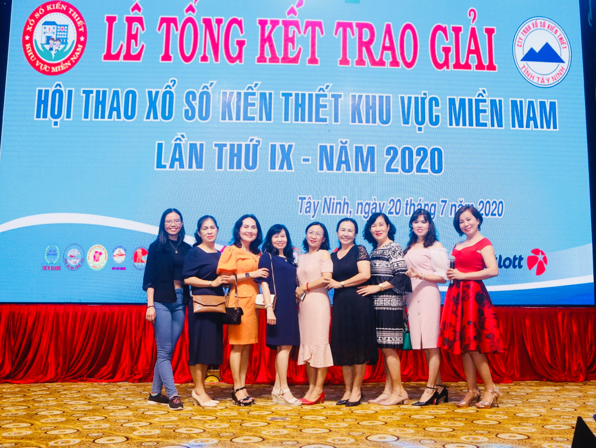 Nữ CEO Thiên Khang Media chụp ảnh lưu niệm cùng đại biểu Hội thao Xổ số Kiến thiết miền nam vào năm 2020.