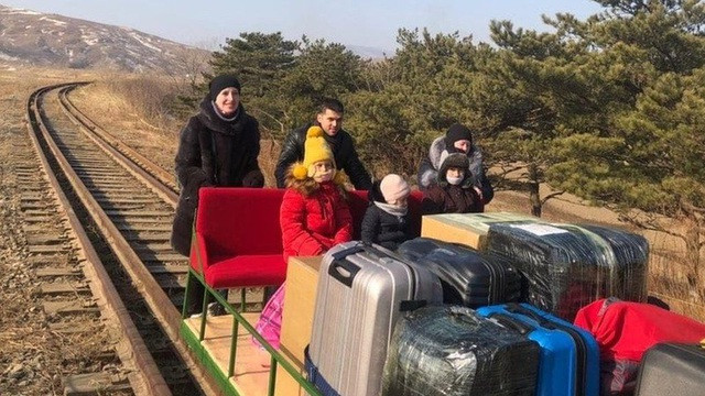 Nhà ngoại giao Nga phải tự đẩy xe chở theo hành lý và gia đình băng qua biên giới giữa Triều Tiên và Nga để hồi hương vào tháng trước (Ảnh: Bộ Ngoại giao Nga).