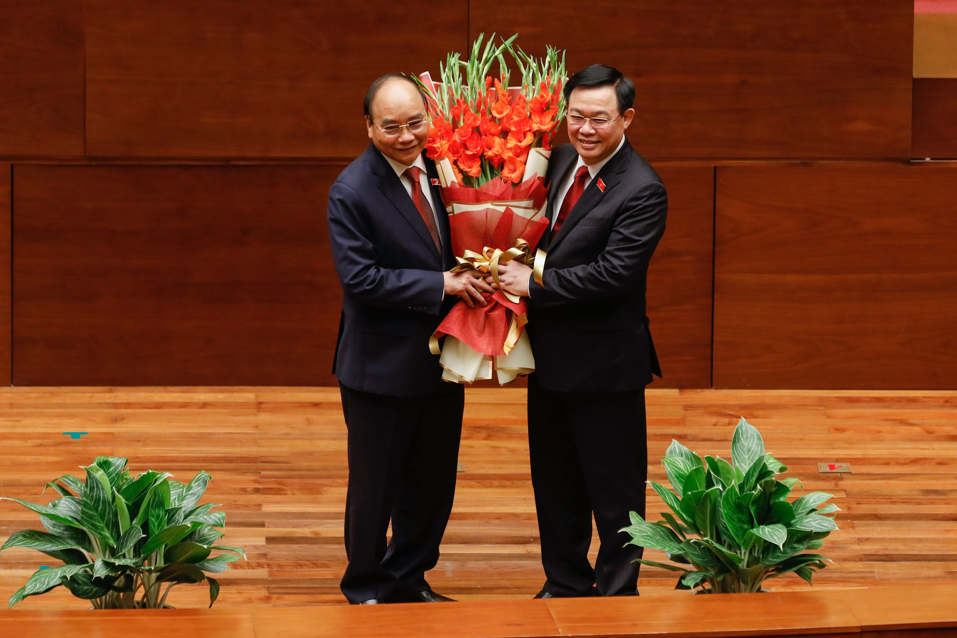 Chủ tịch Quốc hội Vương Đình Huệ tặng hoa tân Chủ tịch nước Nguyễn Xuân Phúc- Ảnh: Quang Vinh