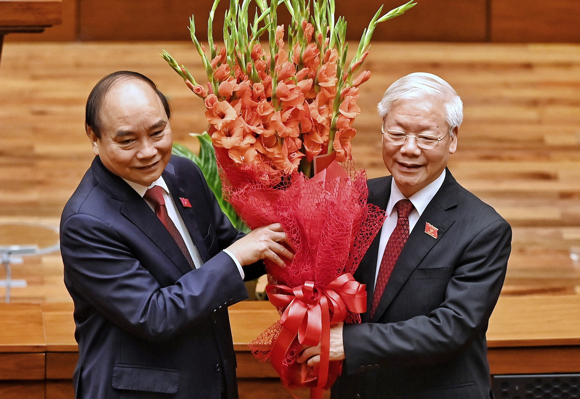 Tân Chủ tịch nước Nguyễn Xuân Phúc tặng hoa cám ơn nguyên Chủ tịch nước Nguyễn Phú Trọng- Ảnh: Quang Vinh