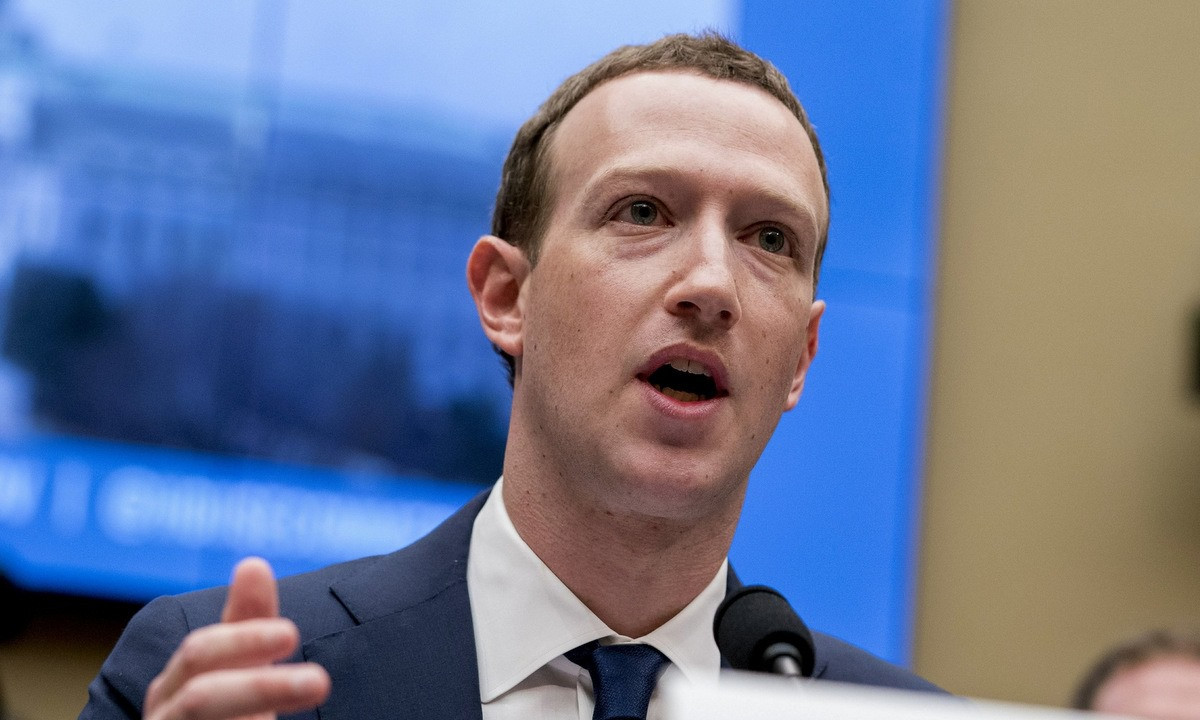 Nhu cầu sử dụng mạng xã hội lên cao trong đại dịch Covid-19 đẩy cổ phiếu Facebook tăng 80%, đưa Zuckerberg thành người giàu thứ 5 thế giới (Ảnh: AP).