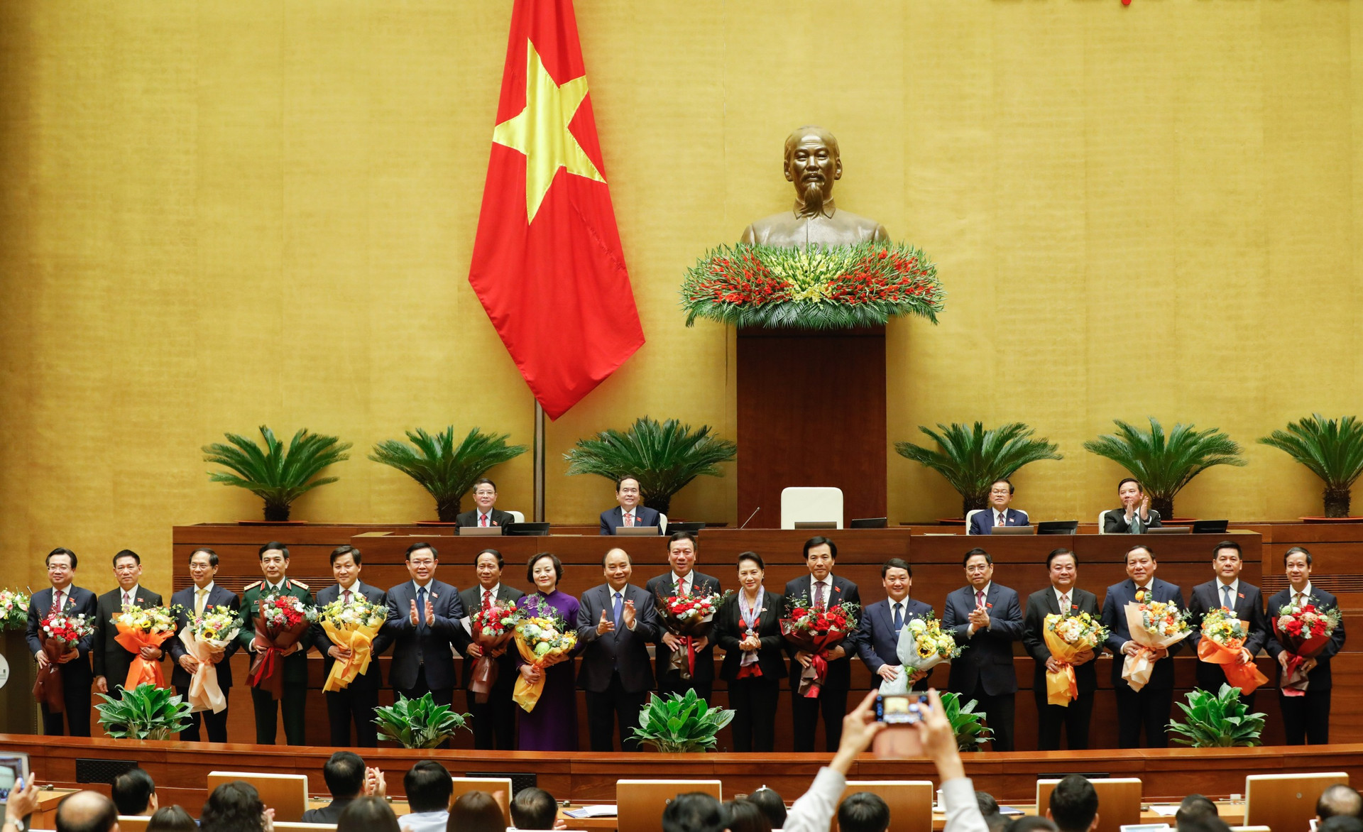 Các thành viên Chính phủ nhận hoa chúc mừng-Ảnh: Quang Vinh
