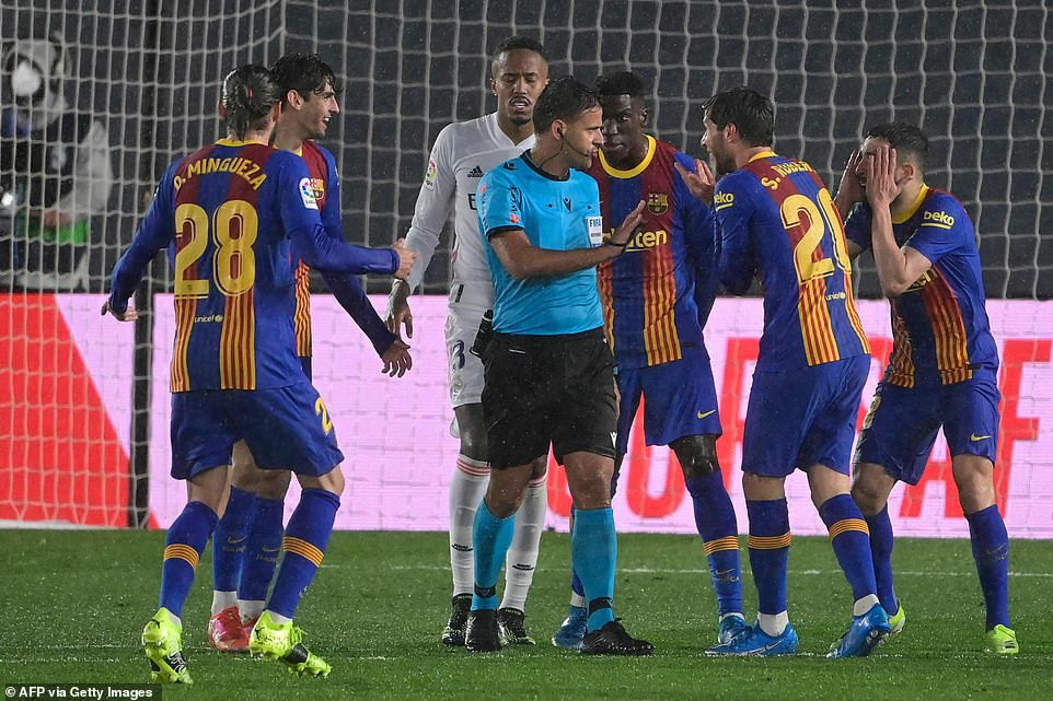 Cầu thủ Barcelona phản ứng dữ dội khi không được hưởng phạt đền ở phút 86.