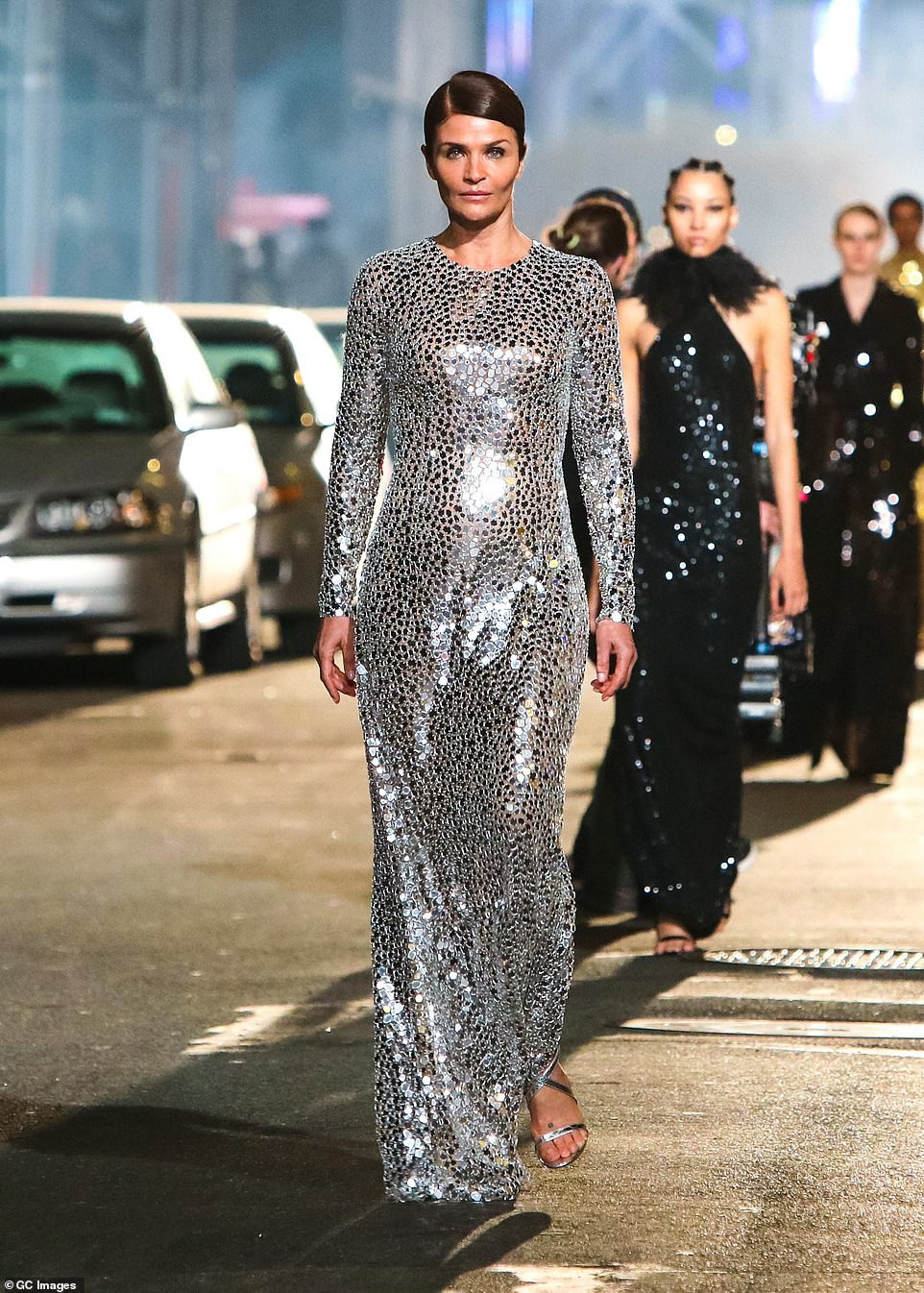 Michael Kors đã quyết định đưa dàn siêu mẫu ra phố trình diễn thời trang để hạn chế sự lây lan của dịch bệnh. Trong ảnh là siêu mẫu Helena Chistensen - cựu hoa hậu Đan Mạch.