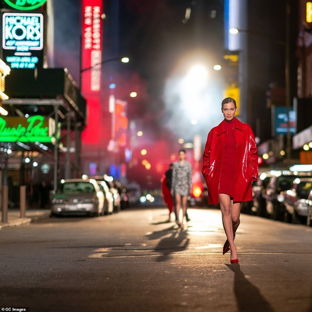 Siêu mẫu Bella Hadid sải bước trên đường phố New York, Mỹ ngày 10/4 vừa qua. Người đẹp 24 tuổi và dàn siêu mẫu đình đám trình diễn trong show của Michael Kors.