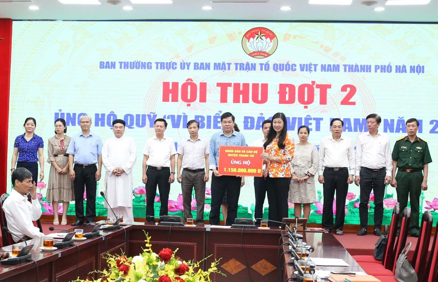 Ủy ban MTTQ thành phố Hà Nội tiếp nhận ủng hộ từ các đơn vị.