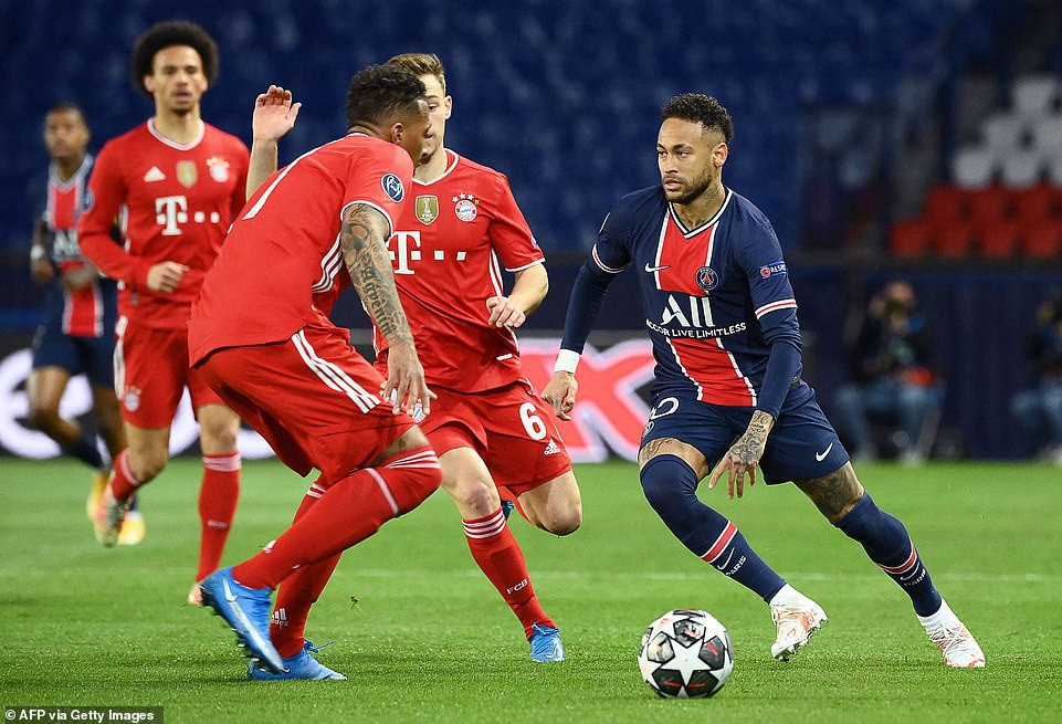 Neymar làm chao đảo khung thành của Bayern Munich với những tình huống xử lý bóng đầy kỹ thuật.