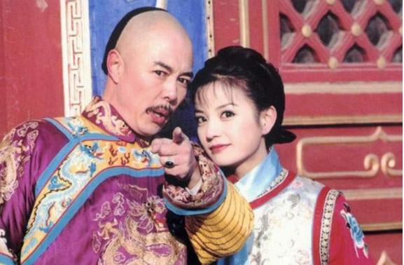Trương Thiết Lâm (trái) vào vai Hoàng A Mã trong 