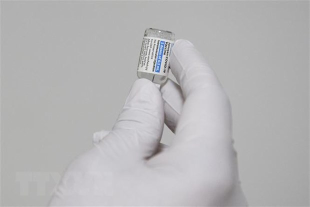 Nhân viên y tế chuẩn bị tiêm vaccine ngừa COVID-19 của Hãng Johnson & Johnson. (Ảnh: AFP/TTXVN).
