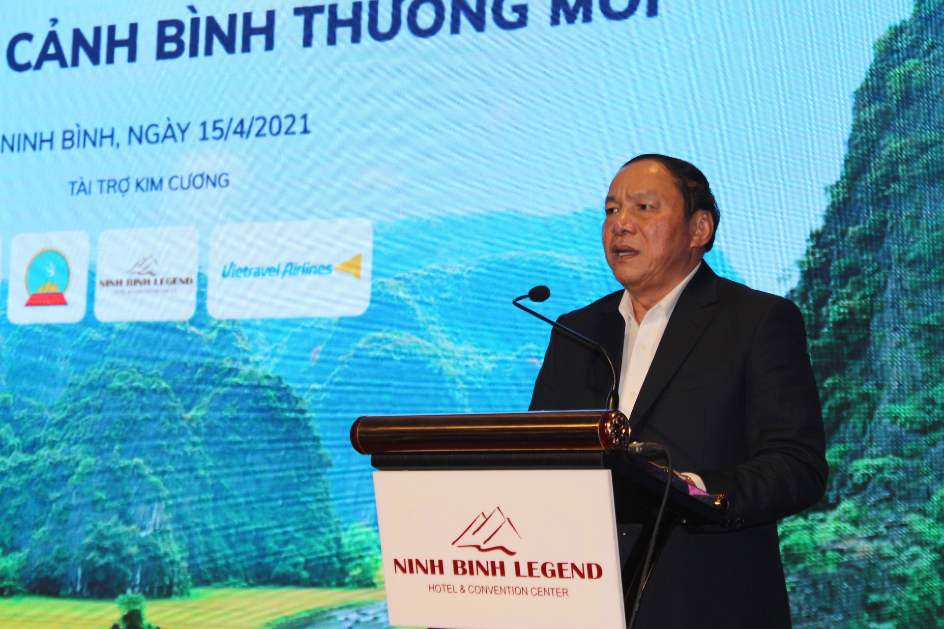 Ông Nguyễn Văn Hùng, Bộ trưởng Bộ Văn hóa Thể thao và Du lịch phát biểu tại diễn đàn.