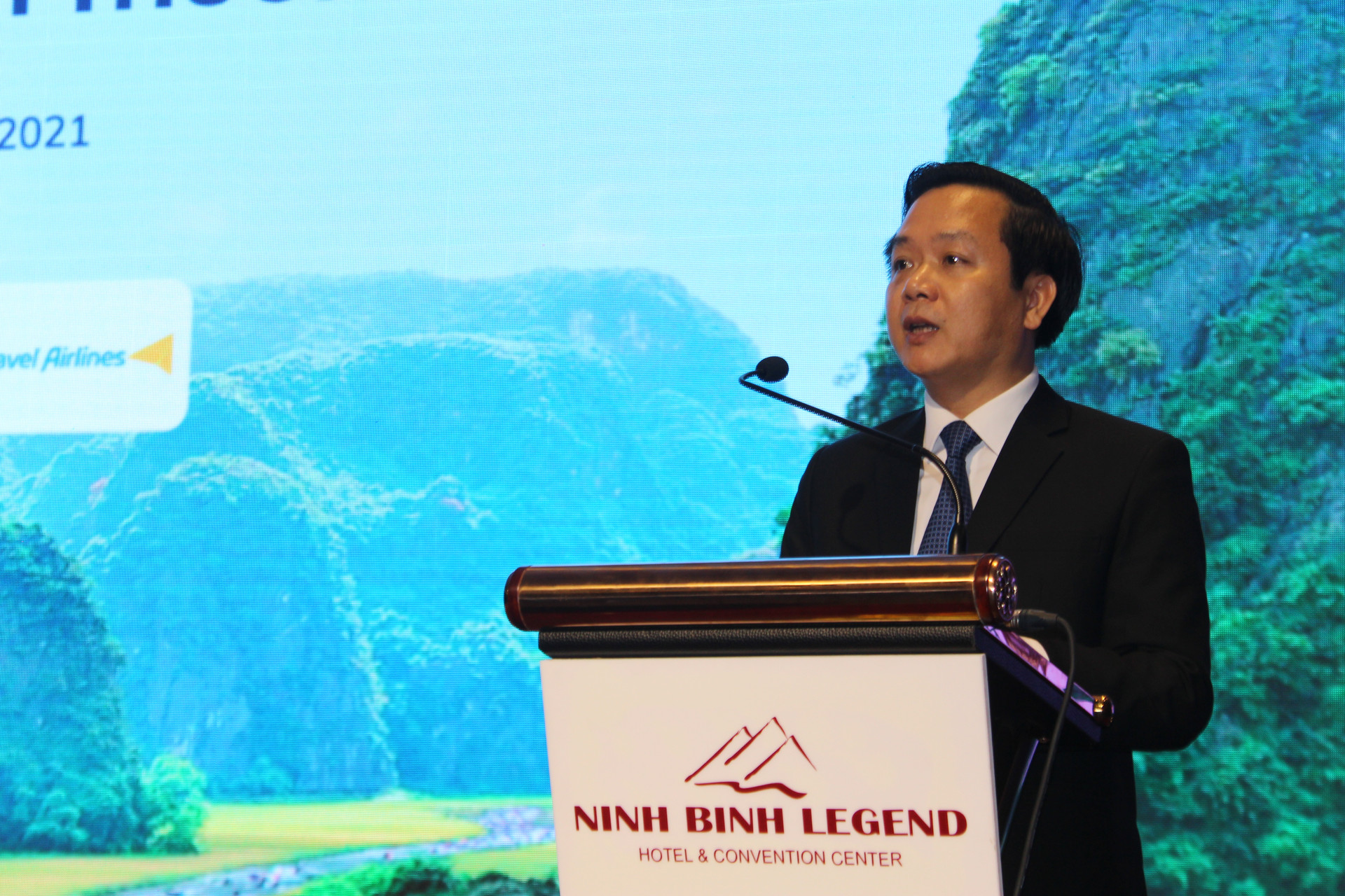 Ông Phạm Quang Ngọc, Chủ tịch UBND tỉnh Ninh Bình phát biểu tại diễn đàn.