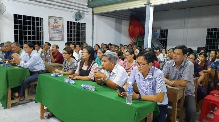 Đại biểu dự lấy ý kiến của cử tri ấp Tân Hòa Ngoài, xã Tân Phú Tây, huyện Mỏ Cày Bắc.