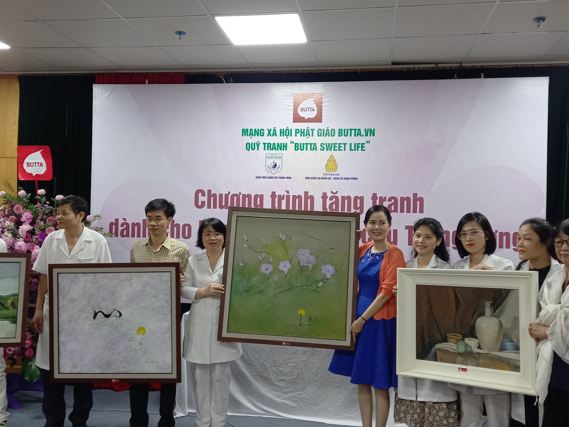 Họa sỹ Kim Đức tặng tranh cho Bệnh viện Châm cứu Trung ương.