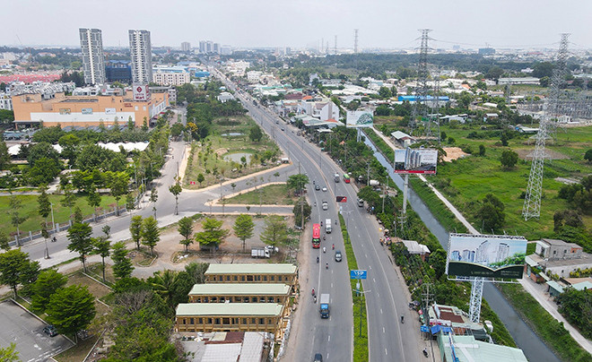 Đoạn Quốc lộ 13 đi qua Thuận An trở thành đại lộ thương mại - dịch vụ lớn nhất tỉnh Bình Dương. Ảnh: Phước Tuấn.