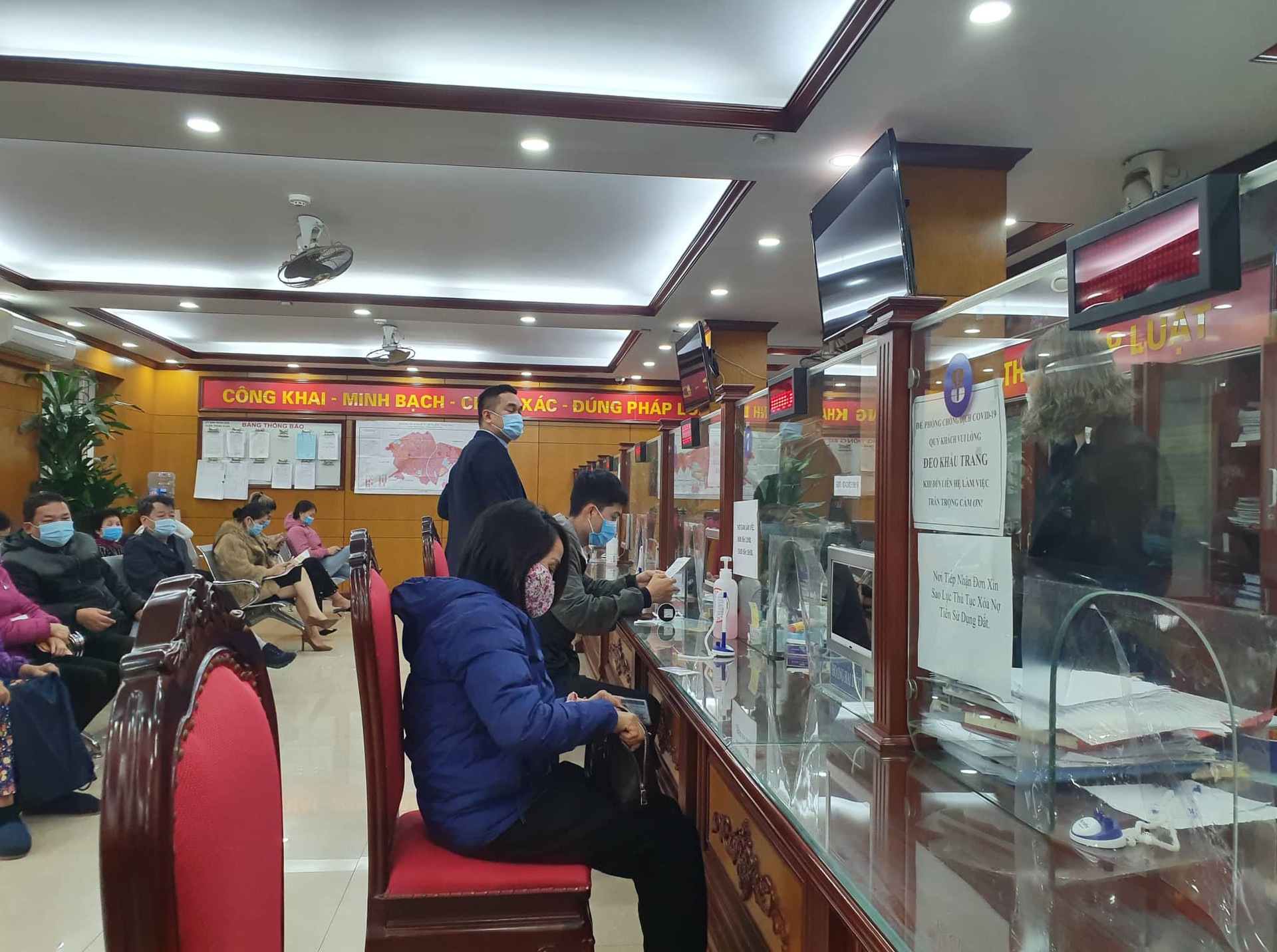 Quận Thanh Xuân hướng dẫn người dân làm thủ tục điện tử ở bộ phận một cửa